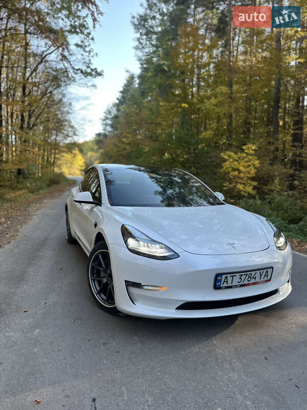 Седан Tesla Model 3 2021 в Івано-Франківську