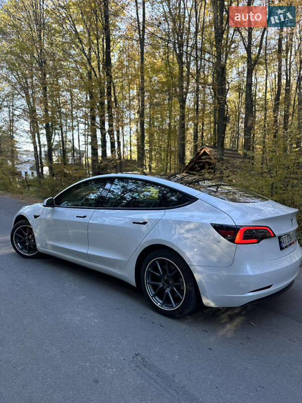 Седан Tesla Model 3 2021 в Івано-Франківську