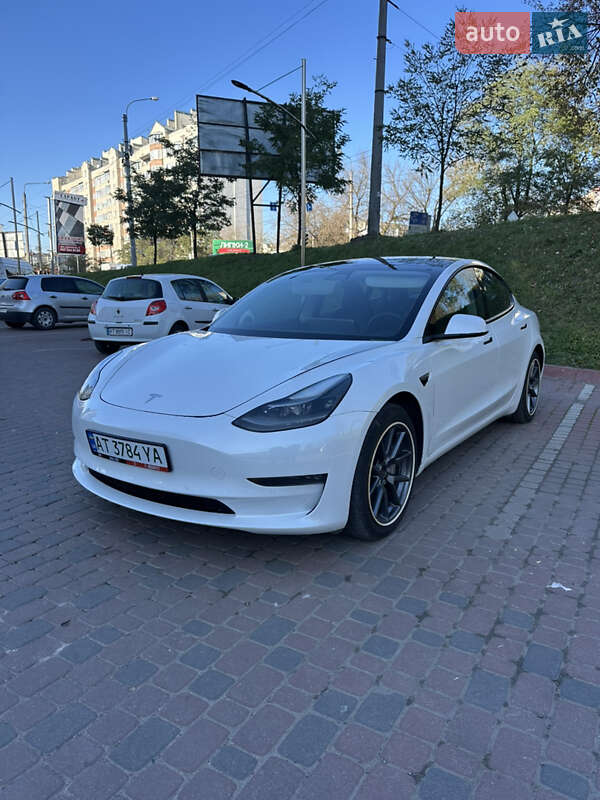 Седан Tesla Model 3 2021 в Івано-Франківську