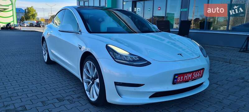 Лифтбек Tesla Model 3
