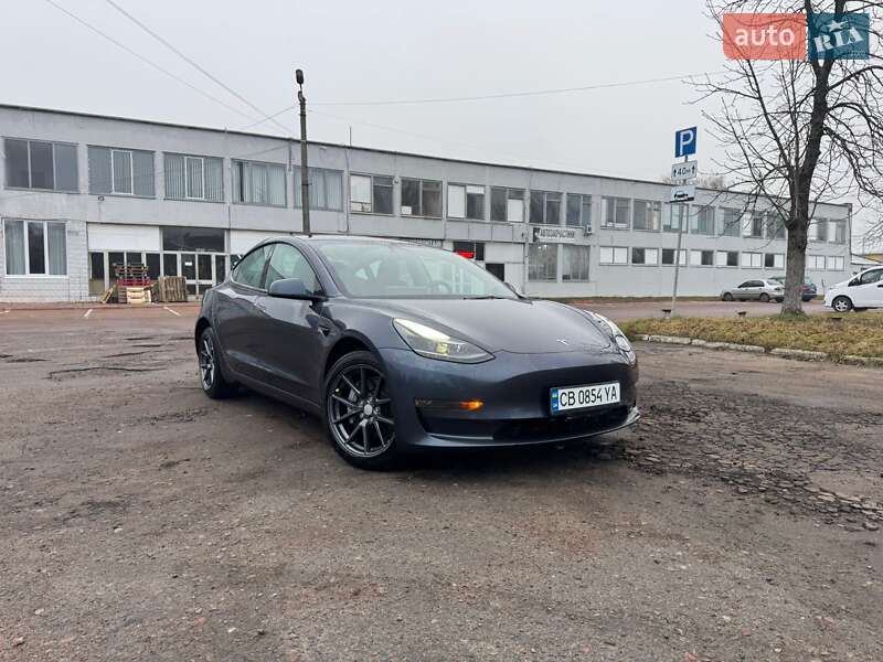 Седан Tesla Model 3 2023 в Чернигове