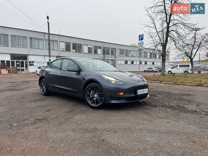 Седан Tesla Model 3 2023 в Чернигове