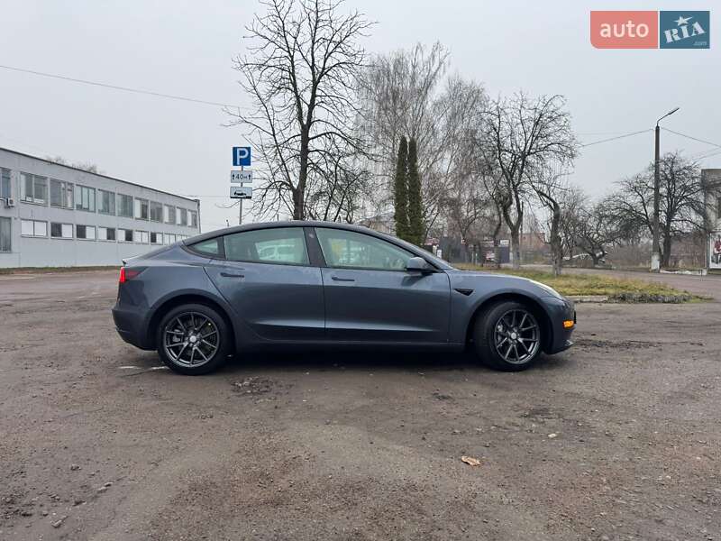 Седан Tesla Model 3 2023 в Чернигове