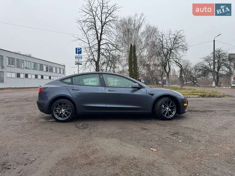 Седан Tesla Model 3 2023 в Чернигове