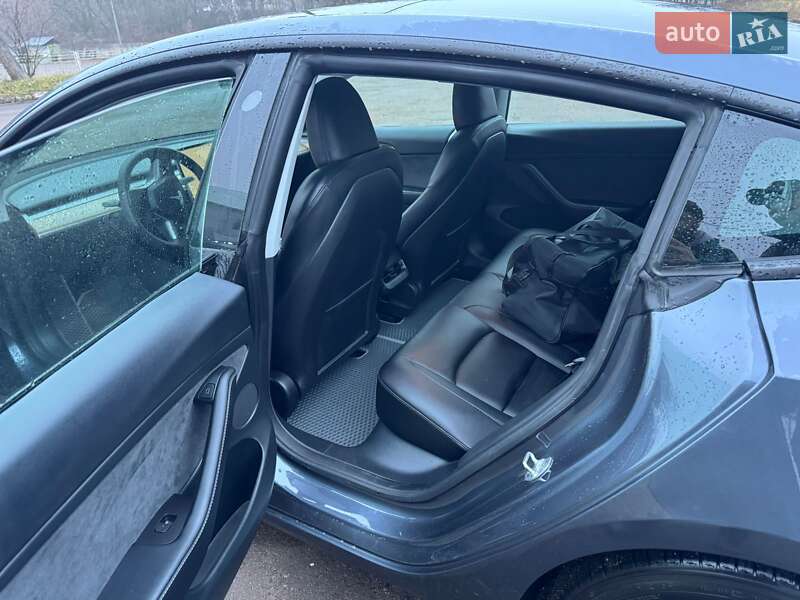 Седан Tesla Model 3 2023 в Чернигове