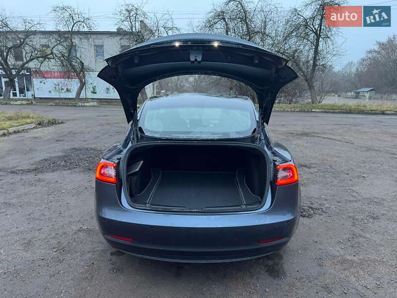 Седан Tesla Model 3 2023 в Чернигове