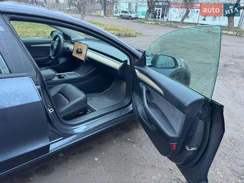 Седан Tesla Model 3 2023 в Чернигове