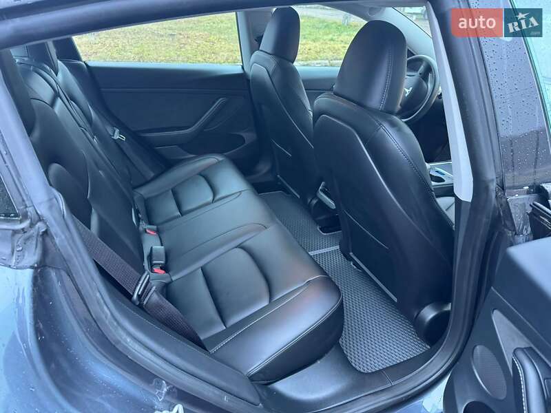 Седан Tesla Model 3 2023 в Чернигове