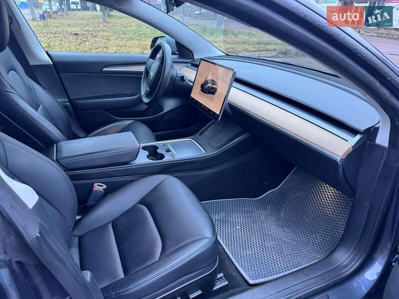 Седан Tesla Model 3 2023 в Чернигове