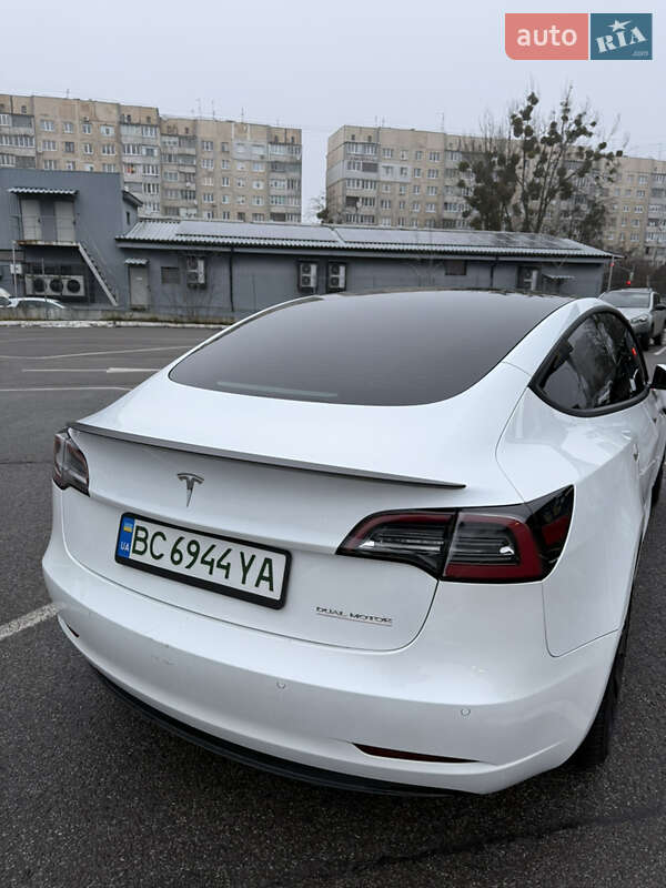 Седан Tesla Model 3 2020 в Львові