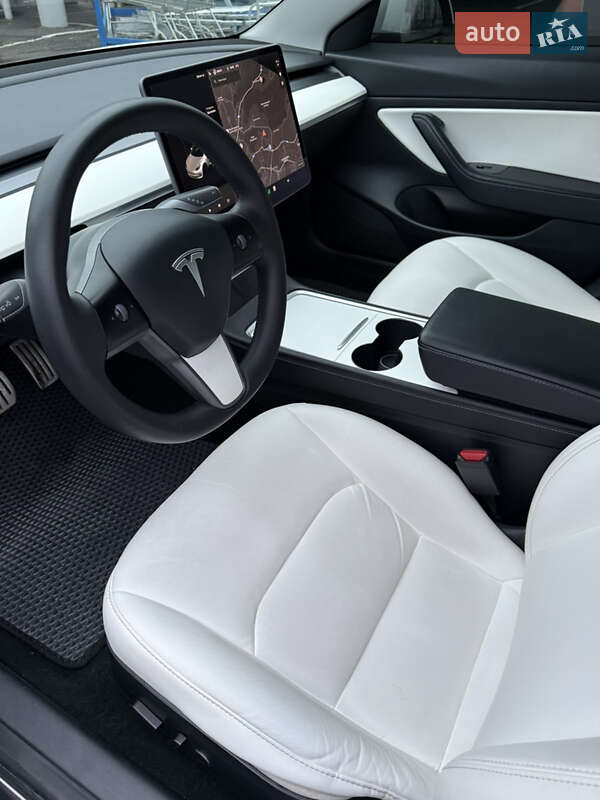 Седан Tesla Model 3 2020 в Львові