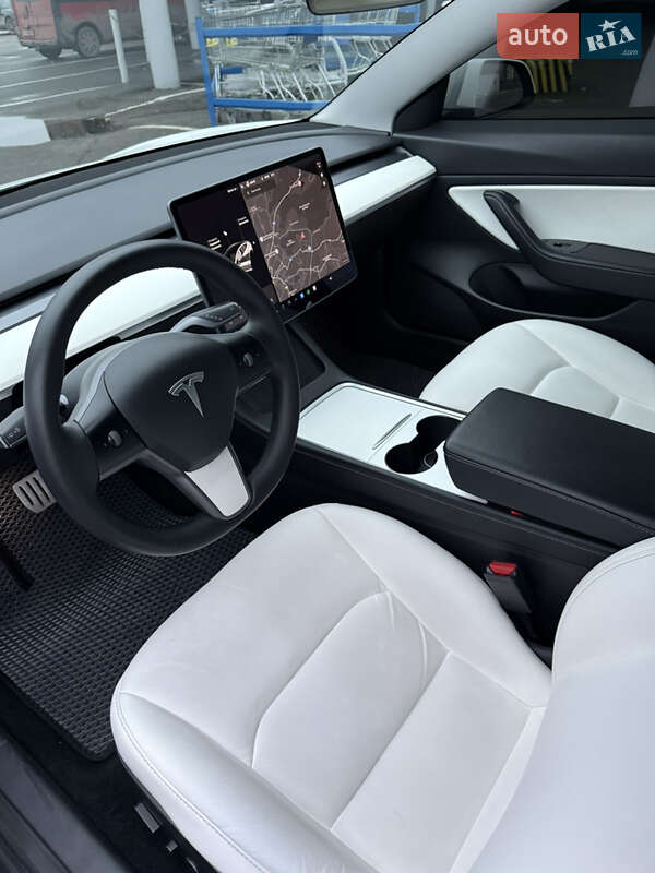 Седан Tesla Model 3 2020 в Львові