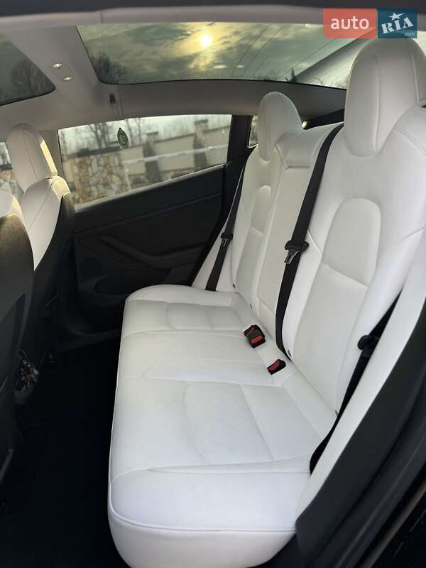 Седан Tesla Model 3 2023 в Хусте