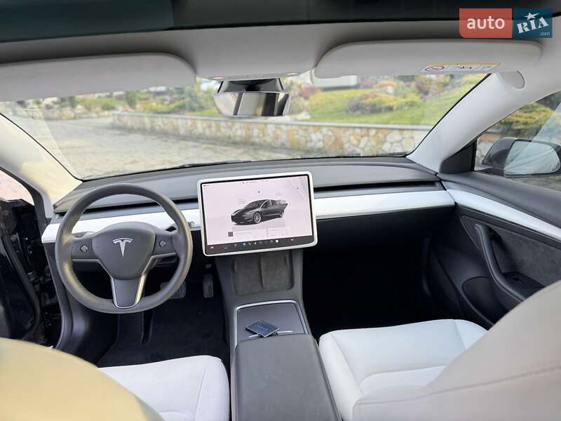 Седан Tesla Model 3 2023 в Хусте