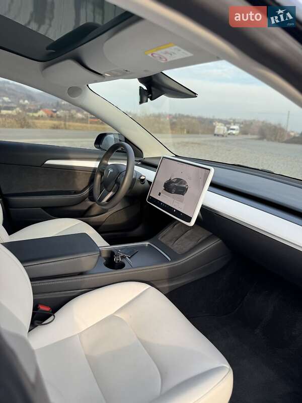 Седан Tesla Model 3 2023 в Хусте