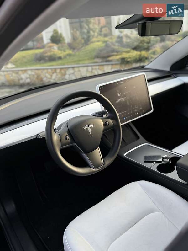 Седан Tesla Model 3 2023 в Хусте