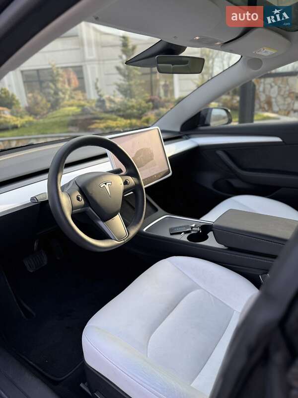 Седан Tesla Model 3 2023 в Хусте