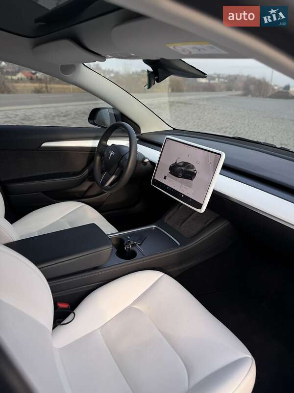 Седан Tesla Model 3 2023 в Хусте