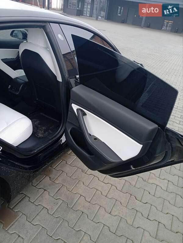 Седан Tesla Model 3 2018 в Нововолынске