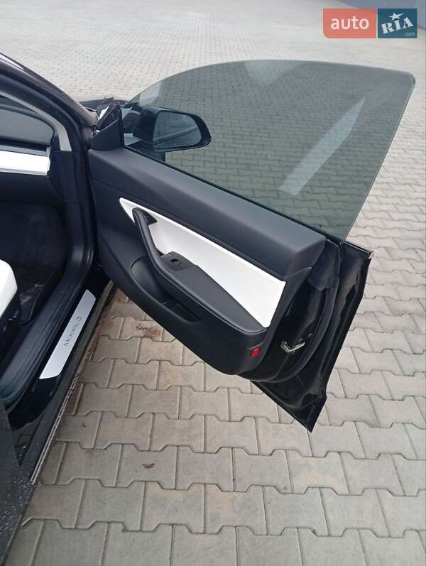 Седан Tesla Model 3 2018 в Нововолынске