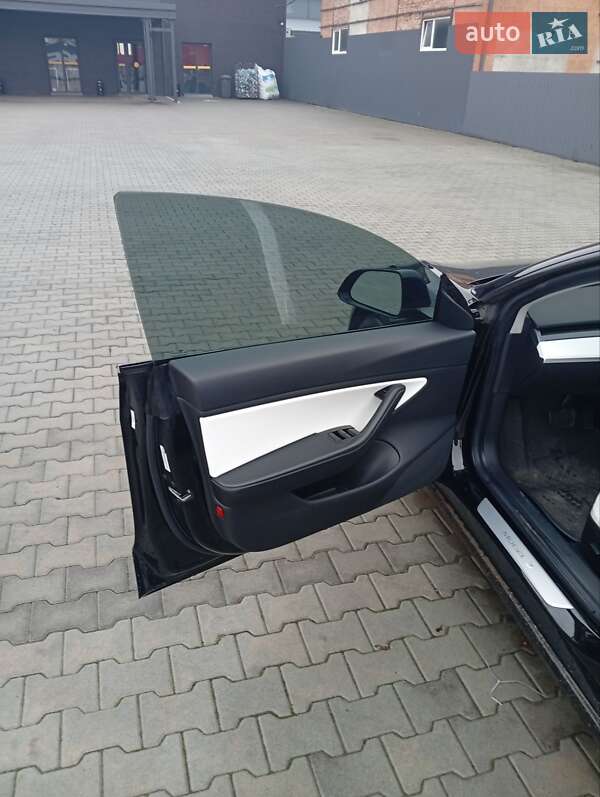 Седан Tesla Model 3 2018 в Нововолынске