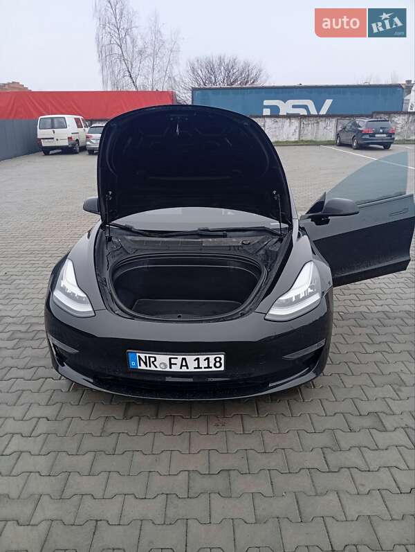 Седан Tesla Model 3 2018 в Нововолынске