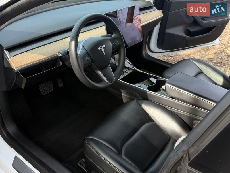 Седан Tesla Model 3 2019 в Івано-Франківську