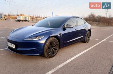 Tesla Model 3  2024