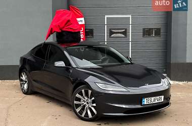 Tesla Model 3  2024