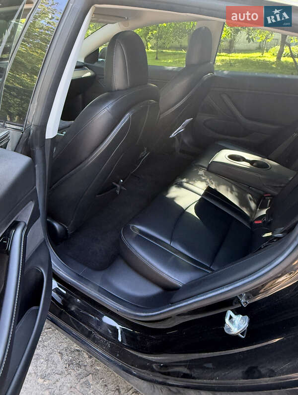 Седан Tesla Model 3 2018 в Львове