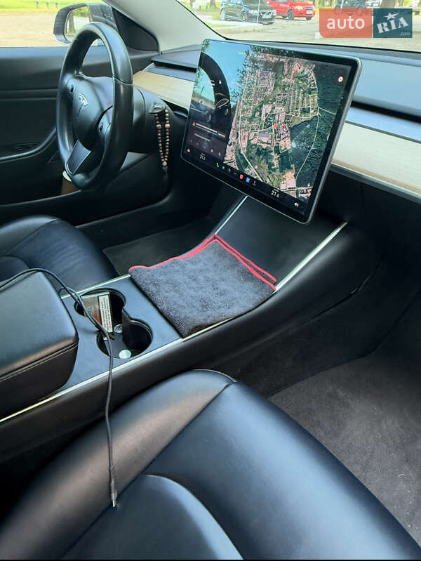 Седан Tesla Model 3 2018 в Львове