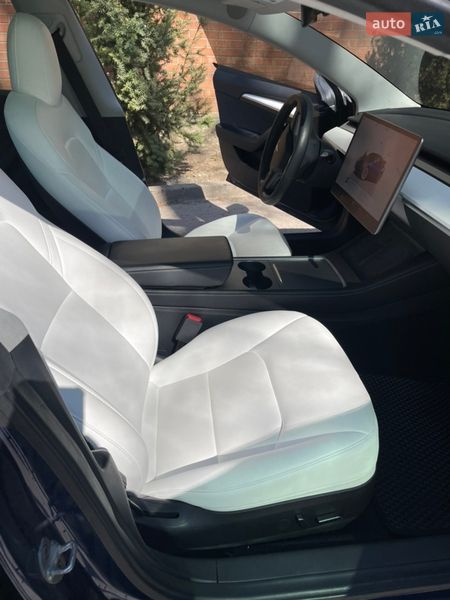 Седан Tesla Model 3 2022 в Львове