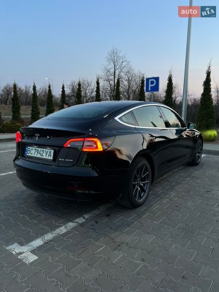 Седан Tesla Model 3 2019 в Львові