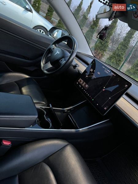Седан Tesla Model 3 2019 в Львові