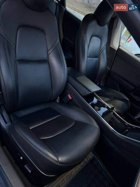 Седан Tesla Model 3 2019 в Львові