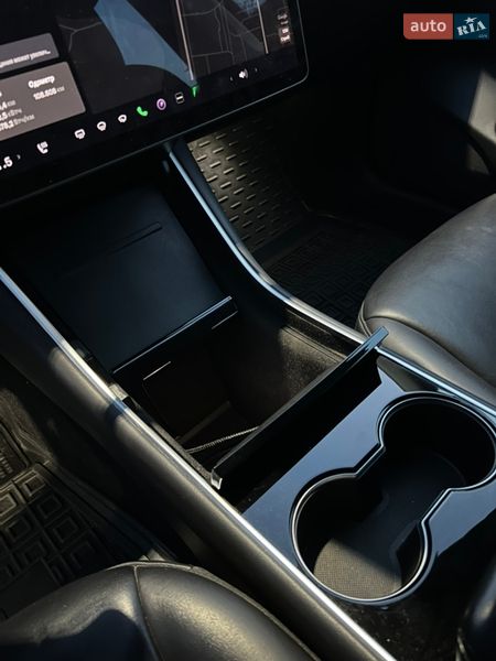 Седан Tesla Model 3 2019 в Львові