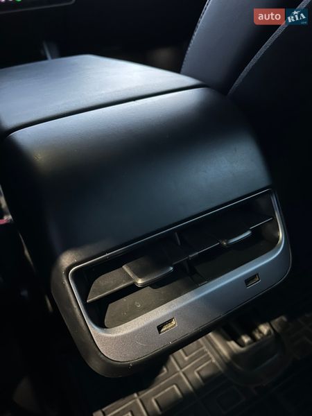 Седан Tesla Model 3 2019 в Львові