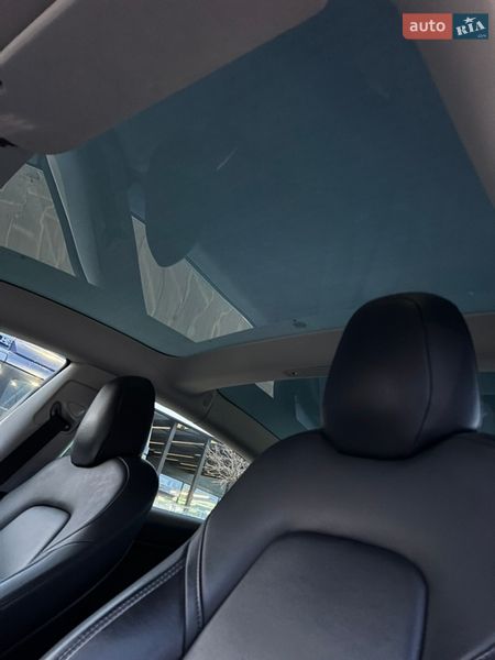 Седан Tesla Model 3 2019 в Львові