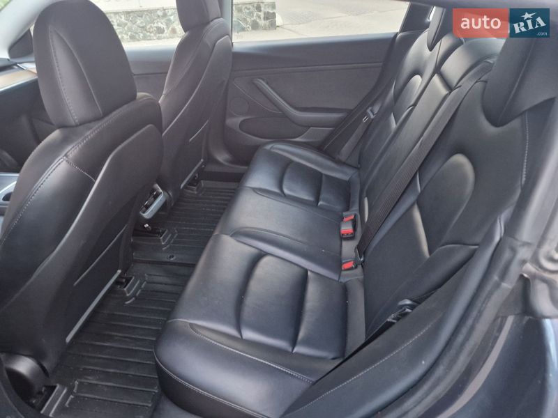 Седан Tesla Model 3 2022 в Черкасах