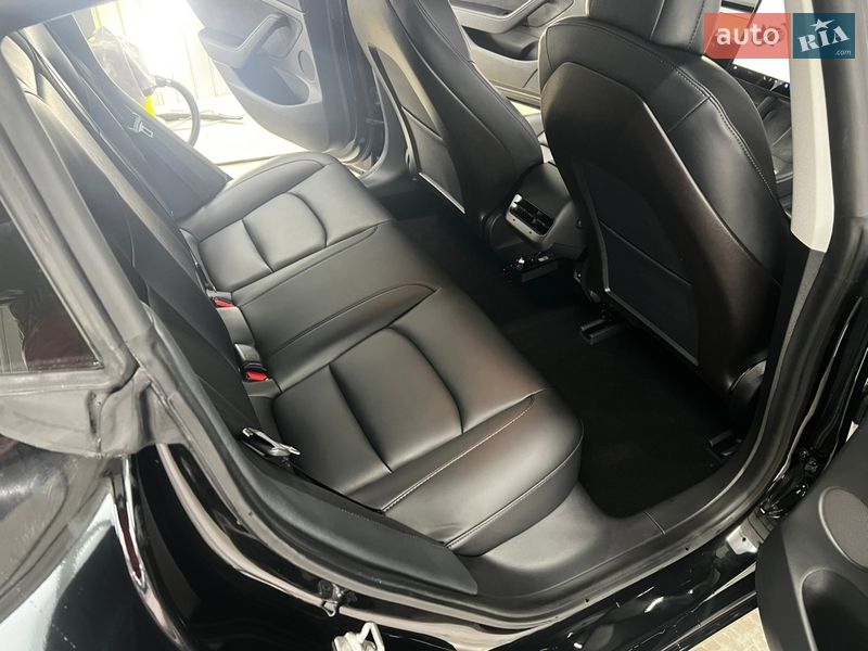 Седан Tesla Model 3 2021 в Львові