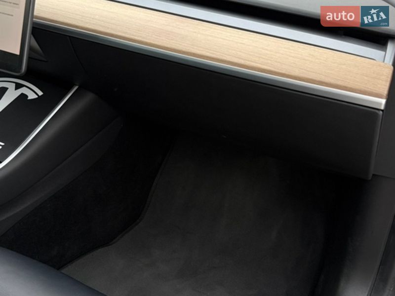 Седан Tesla Model 3 2020 в Тернополі