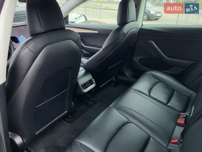 Седан Tesla Model 3 2021 в Киеве
