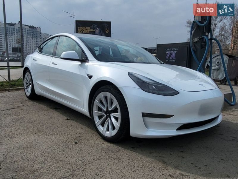 Седан Tesla Model 3 2021 в Киеве