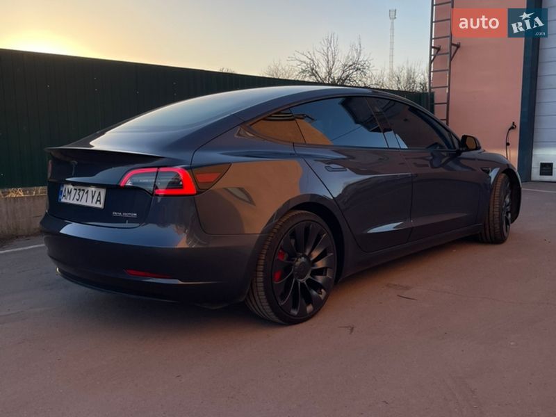 Седан Tesla Model 3 2021 в Коростене