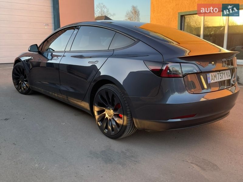 Седан Tesla Model 3 2021 в Коростене