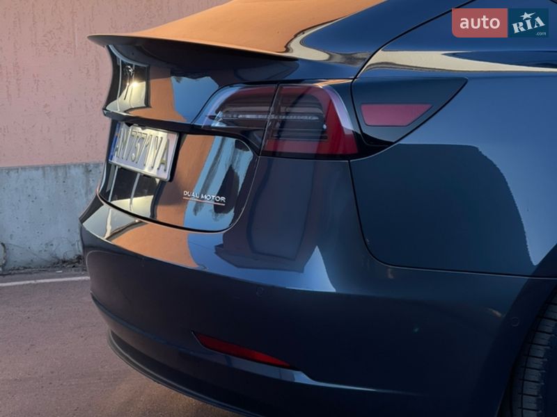 Седан Tesla Model 3 2021 в Коростене