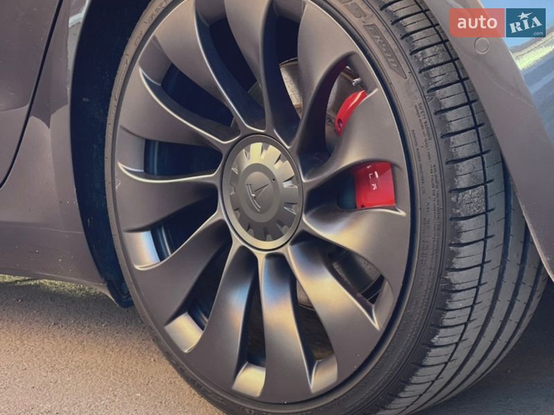 Седан Tesla Model 3 2021 в Коростене