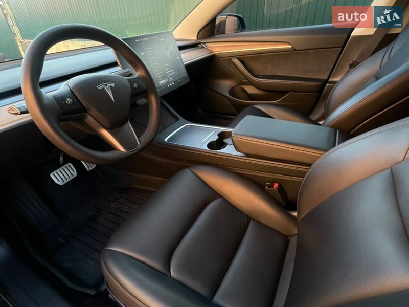 Седан Tesla Model 3 2021 в Коростене