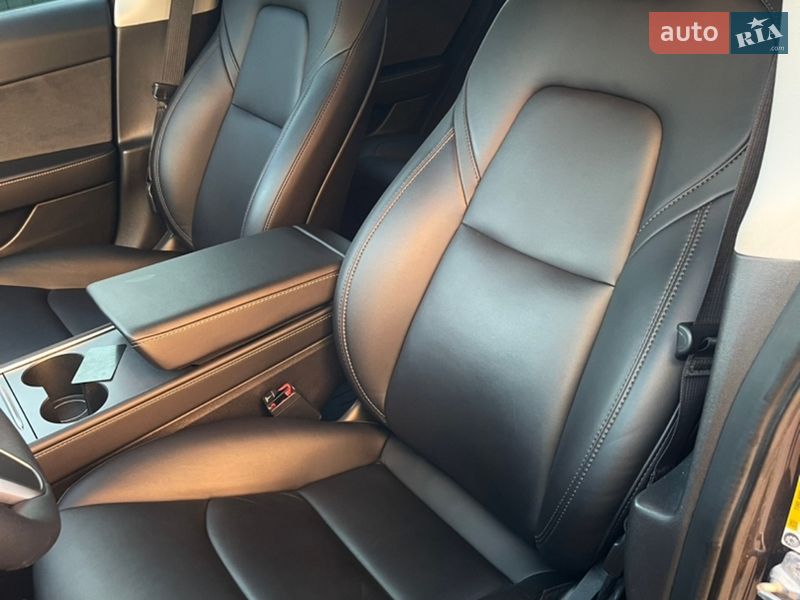 Седан Tesla Model 3 2021 в Коростене