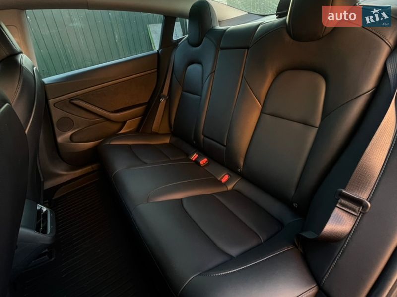 Седан Tesla Model 3 2021 в Коростене